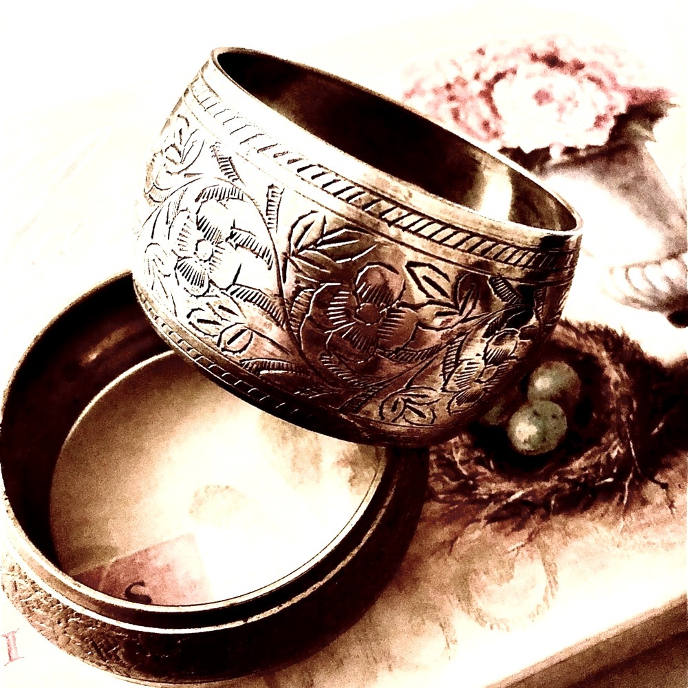 Vintage Boho 1980’s Etched Floral Motif Silver Bangle bracelet
